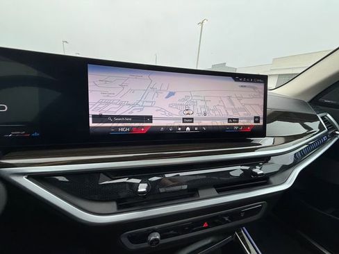 Used 2024 BMW X7 xDrive40i w/ Premium Package image 29