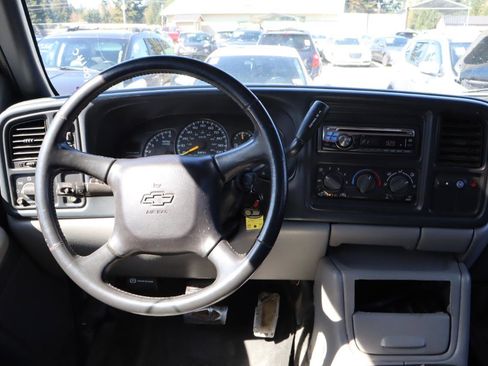 Used 2001 Chevrolet Suburban 2500 LT w/ LT Preferred Equipment Group image 9