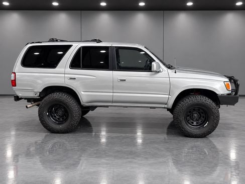 Used 2000 Toyota 4Runner SR5 AWD/4WD image 4