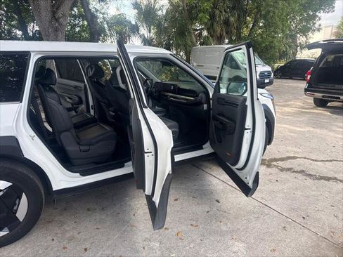 Used 2024 Kia EV9 Light Long Range RWD image 13