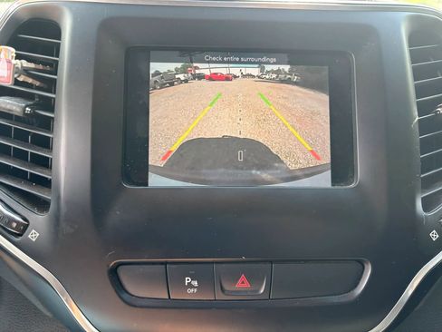 Used 2020 Jeep Cherokee Latitude Plus FWD image 20