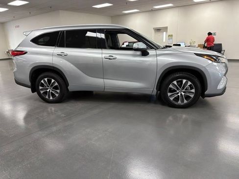 Used 2022 Toyota Highlander XLE AWD/4WD image 8