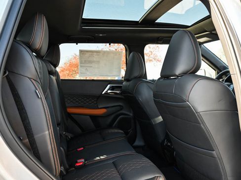 New 2025 Mitsubishi Outlander SEL image 12
