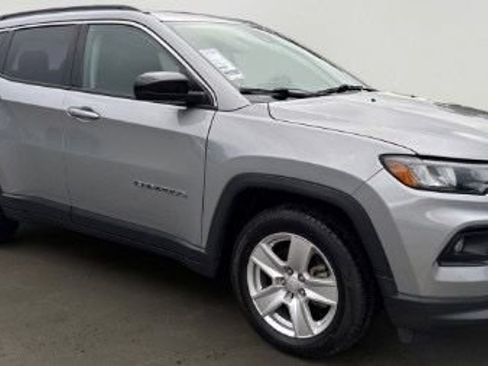 Used 2022 Jeep Compass Latitude FWD image 2