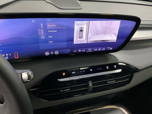 Used 2025 Buick Enclave Avenir AWD/4WD image 21
