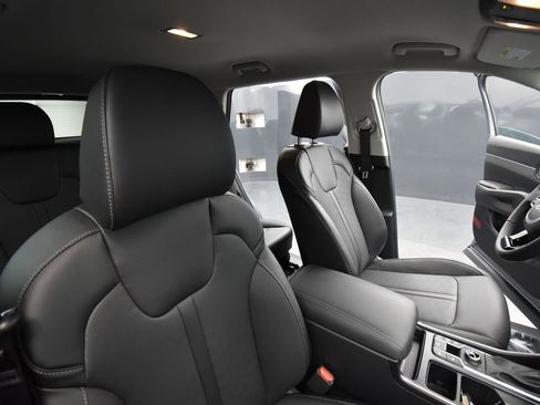 Used 2025 Kia Sorento S image 17