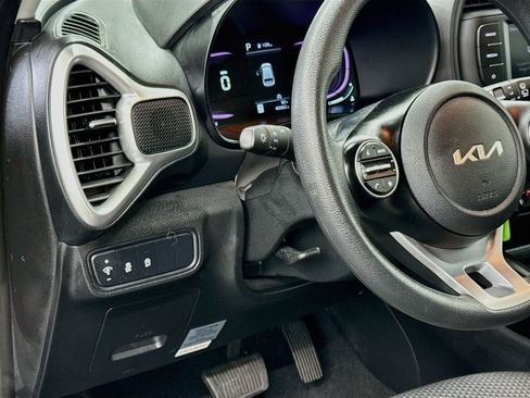 Used 2025 Kia Soul LX w/ LX Technology Package FWD image 17