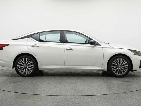Used 2025 Nissan Altima 2.5 SV FWD image 11