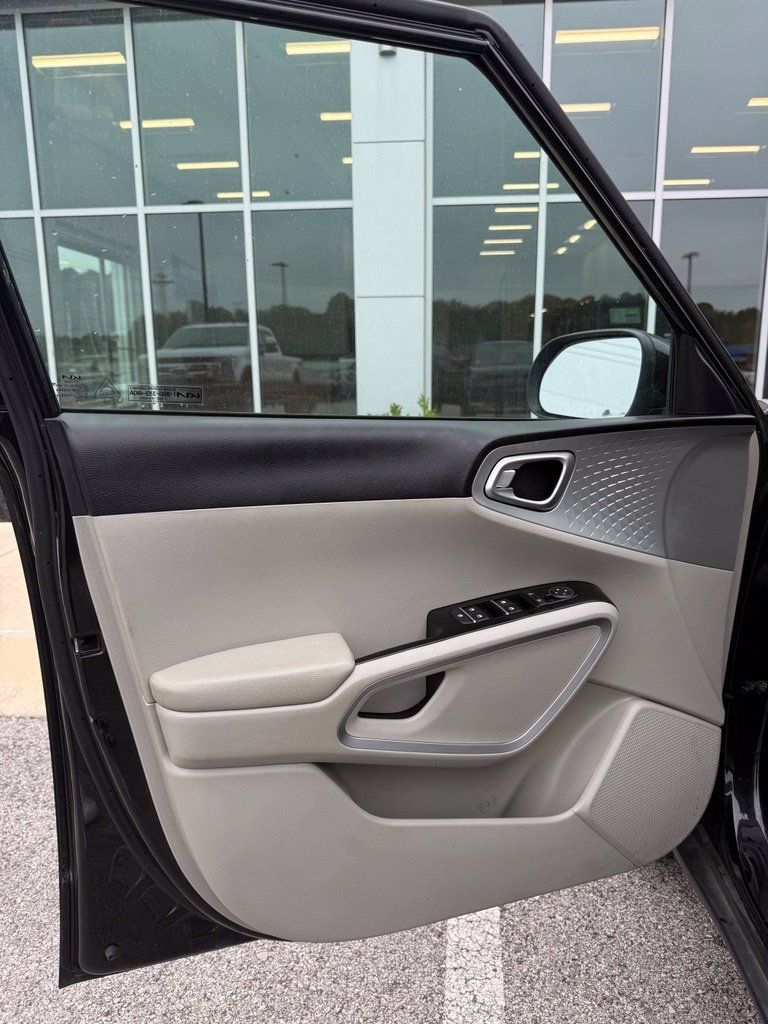 Used 2023 Kia Soul LX FWD image 5