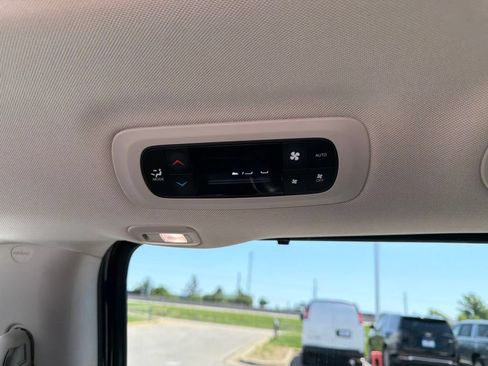 Used 2023 Chrysler Pacifica Limited FWD image 17