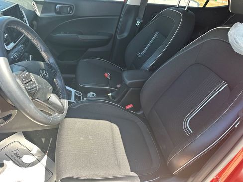 Used 2022 Hyundai Venue Limited FWD image 9