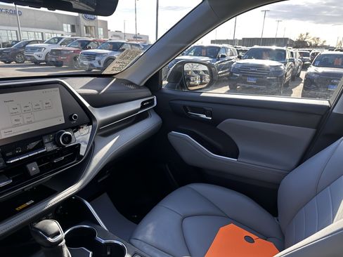 Used 2024 Toyota Highlander XLE image 11