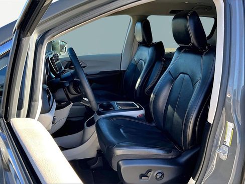 Used 2022 Chrysler Pacifica Touring-L image 25