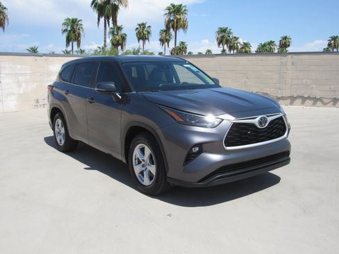 Used 2023 Toyota Highlander LE FWD image 2