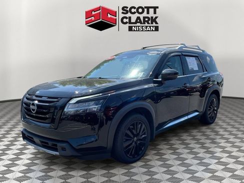 Used 2023 Nissan Pathfinder Platinum w/ Black Appearance Package AWD/4WD image 3