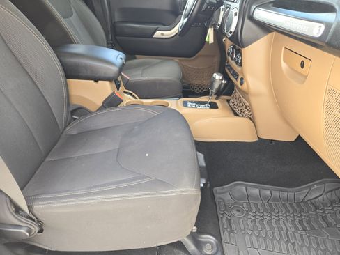 Used 2015 Jeep Wrangler Unlimited Sahara w/ Connectivity Group image 15