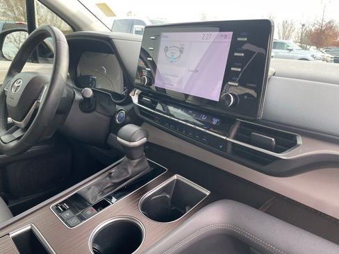 Used 2024 Toyota Sienna XLE image 31