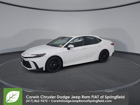 Used 2025 Toyota Camry SE image 9