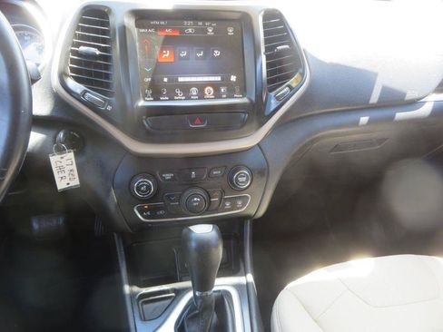 Used 2017 Jeep Cherokee Latitude w/ Safety/Convenience Group FWD image 18