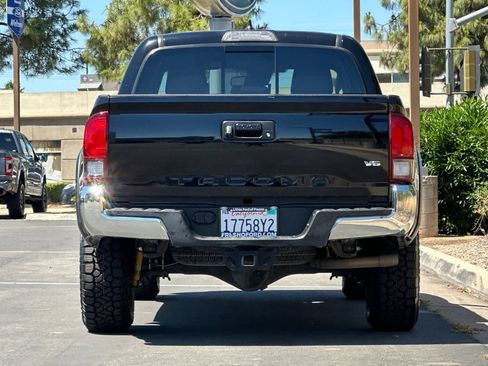Used 2018 Toyota Tacoma TRD Off-Road AWD/4WD image 8