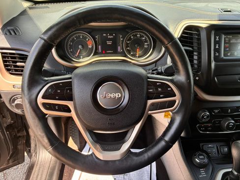 Used 2017 Jeep Cherokee Sport w/ Cold Weather Group AWD/4WD image 19