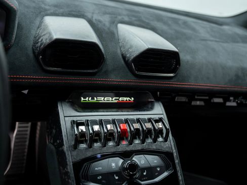Used 2018 Lamborghini Huracan Performante image 34