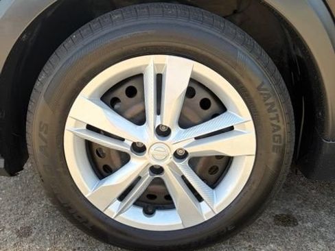 Used 2023 Nissan Kicks S FWD image 10