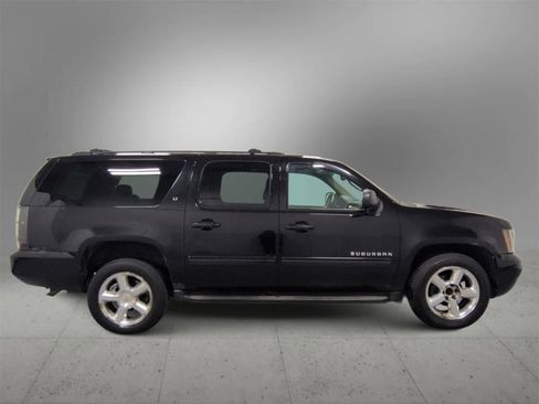 Used 2011 Chevrolet Suburban LT image 8