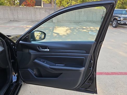 Used 2025 Nissan Altima 2.5 SV FWD image 33