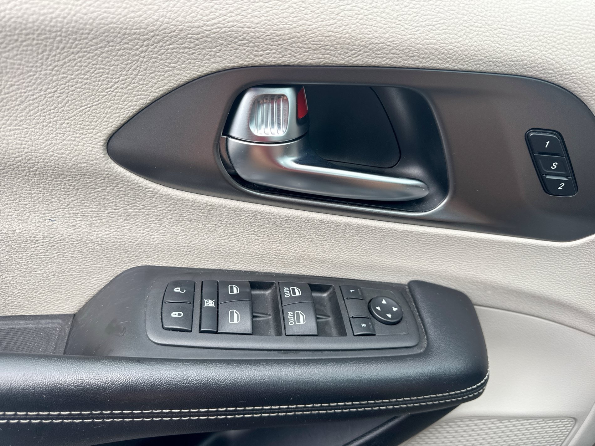 Used 2022 Chrysler Pacifica Touring-L FWD image 22