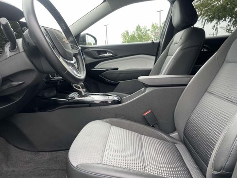 Used 2025 Chevrolet Trax LT w/ LT Convenience Package FWD image 14
