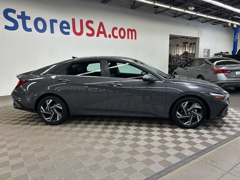 Used 2025 Hyundai Elantra Limited FWD image 13