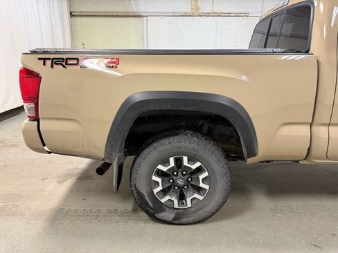Used 2016 Toyota Tacoma TRD Off-Road w/ Premium & Technology Package image 5