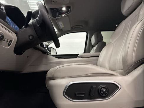 Used 2024 Jeep Wagoneer L Series II w/ Flexible Seating Group AWD/4WD image 27