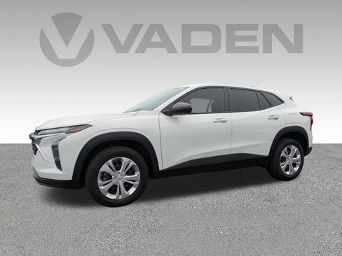 Used 2025 Chevrolet Trax LS image 2