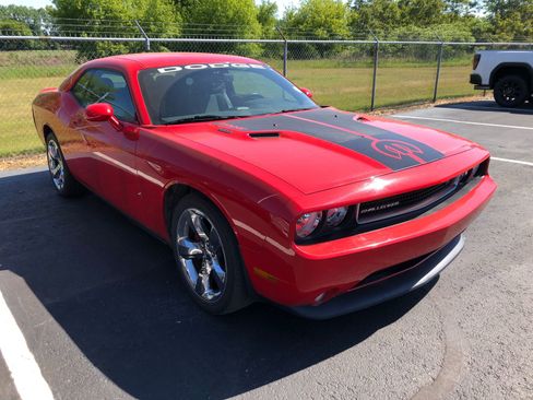 Used 2013 Dodge Challenger R/T RWD image 3