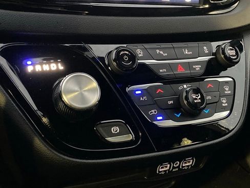 Used 2025 Chrysler Pacifica Select image 24