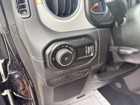 Used 2025 Jeep Wrangler Unlimited Sahara AWD/4WD image 12