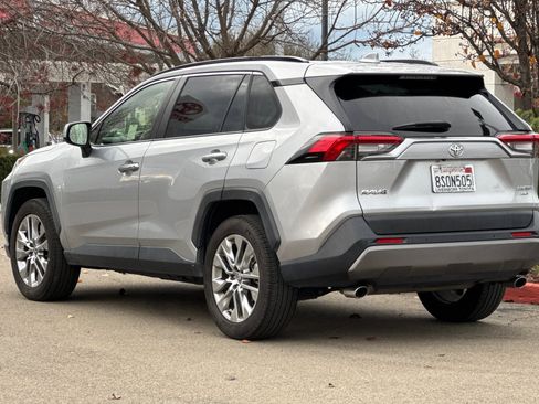 Used 2020 Toyota RAV4 Limited image 6