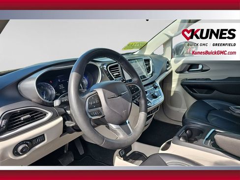 Used 2023 Chrysler Pacifica Touring-L FWD image 15