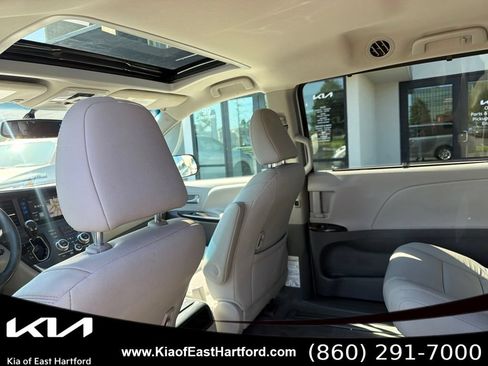Used 2017 Toyota Sienna XLE w/ XLE Navigation Package FWD image 19
