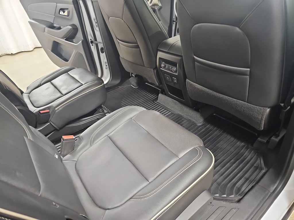 Used 2023 Chevrolet Traverse Premier AWD/4WD image 14