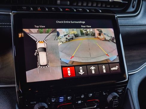 Used 2023 Jeep Grand Cherokee L Limited w/ Luxury Tech Group II image 17