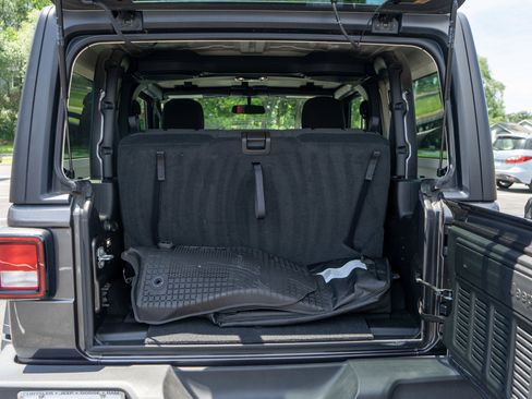 Used 2022 Jeep Wrangler Sport AWD/4WD image 9
