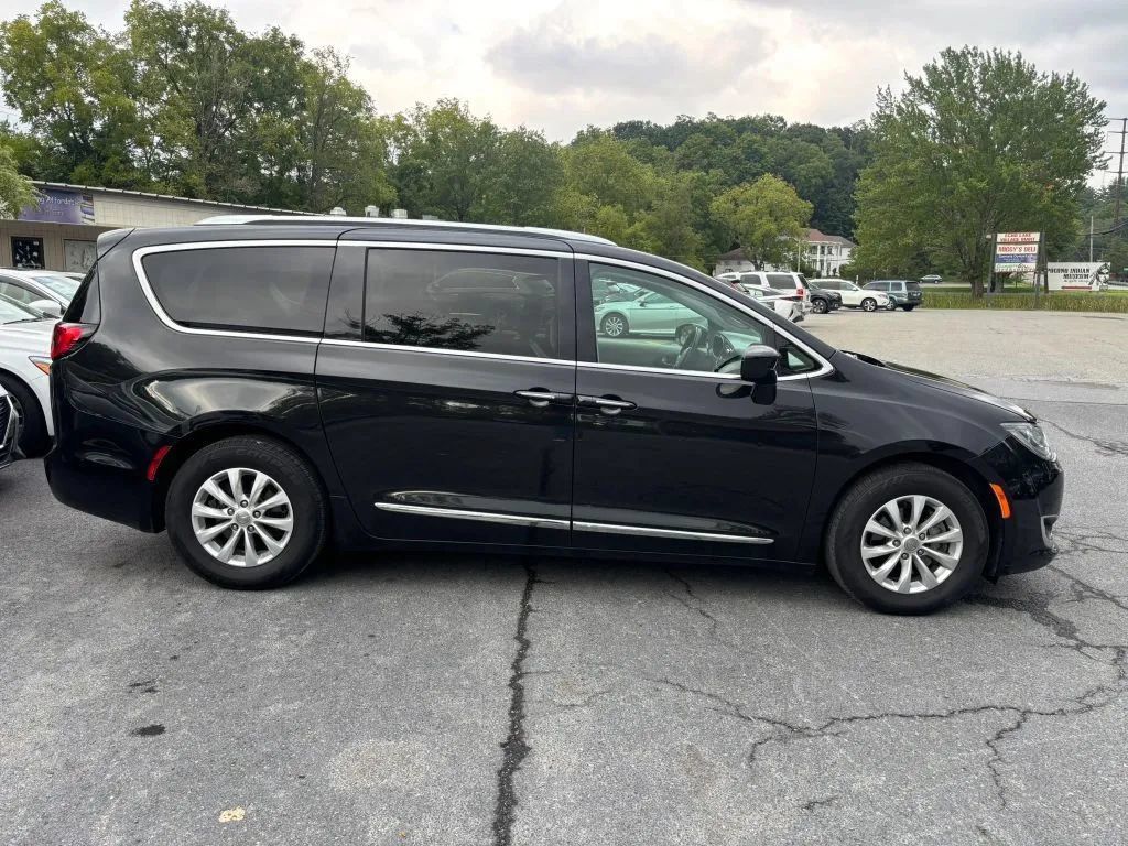 Used 2018 Chrysler Pacifica Touring-L FWD image 9