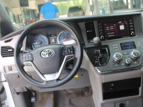 Used 2018 Toyota Sienna LE image 18