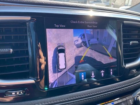 Used 2019 Chrysler Pacifica Limited w/ Tire & Wheel Group FWD image 16