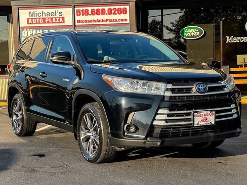 Used 2019 Toyota Highlander LE w/ Carpet Mat Package (TMS) AWD/4WD image 1