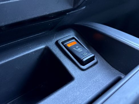 Used 2024 Nissan Titan SV w/ SV Convenience Package image 7