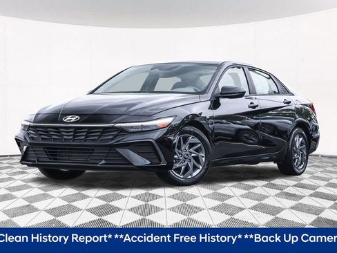 Used 2024 Hyundai Elantra SEL FWD image 2